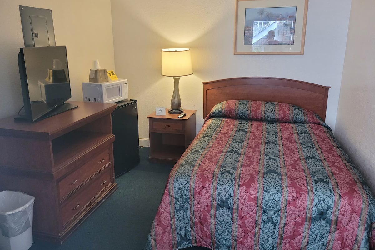 Deluxe Studio, Smoking | Premium bedding, pillow-top beds, blackout curtains, soundproofing