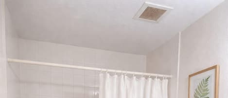 Classic Studio Suite | Bathroom