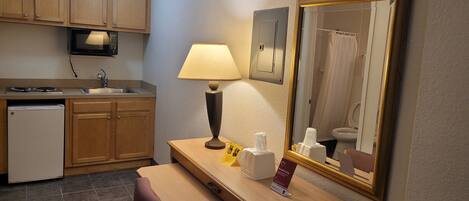 Täysikokoinen jääkaappi, mikroaaltouuni, pakastin, jääpalakone