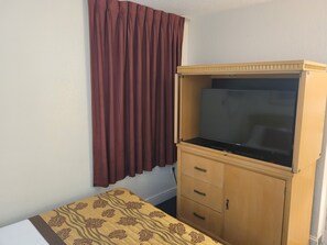 Deluxe Studio, Smoking | Premium bedding, pillowtop beds, blackout drapes, soundproofing - Queens Lodge Motel (West Palm Beach)