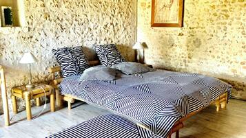 3 bedrooms, iron/ironing board, WiFi, bed sheets