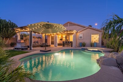 Waterfront Villa with Pool Hot Tub Lounge area
