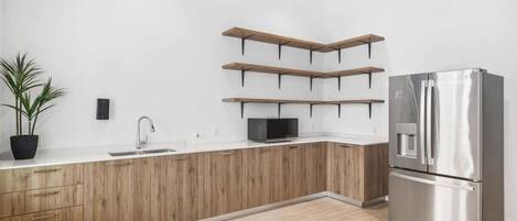 Refrigerador, microondas, horno, placa de cocina