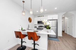 Een koelkast, een microgolfoven, een oven, een kookplaat