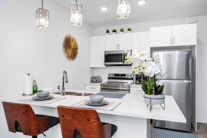 Refrigerador, microondas, horno, placa de cocina