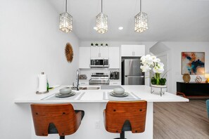 Réfrigérateur, four à micro-ondes, un four, surface de cuisson