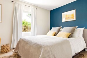 6 bedrooms, desk, iron/ironing board, free WiFi