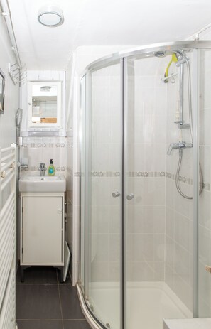 Dusche, Haartrockner, Handtücher, Seife
