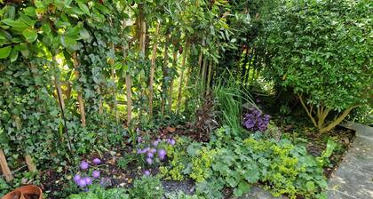 Quaint Country cottage with private garden