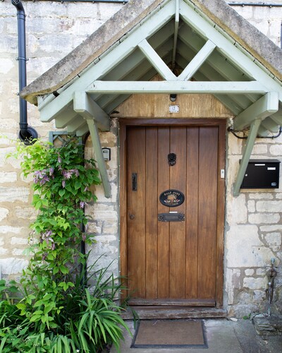 Quaint Country cottage with private garden