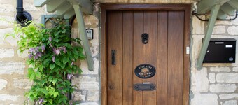 Quaint Country cottage with private garden