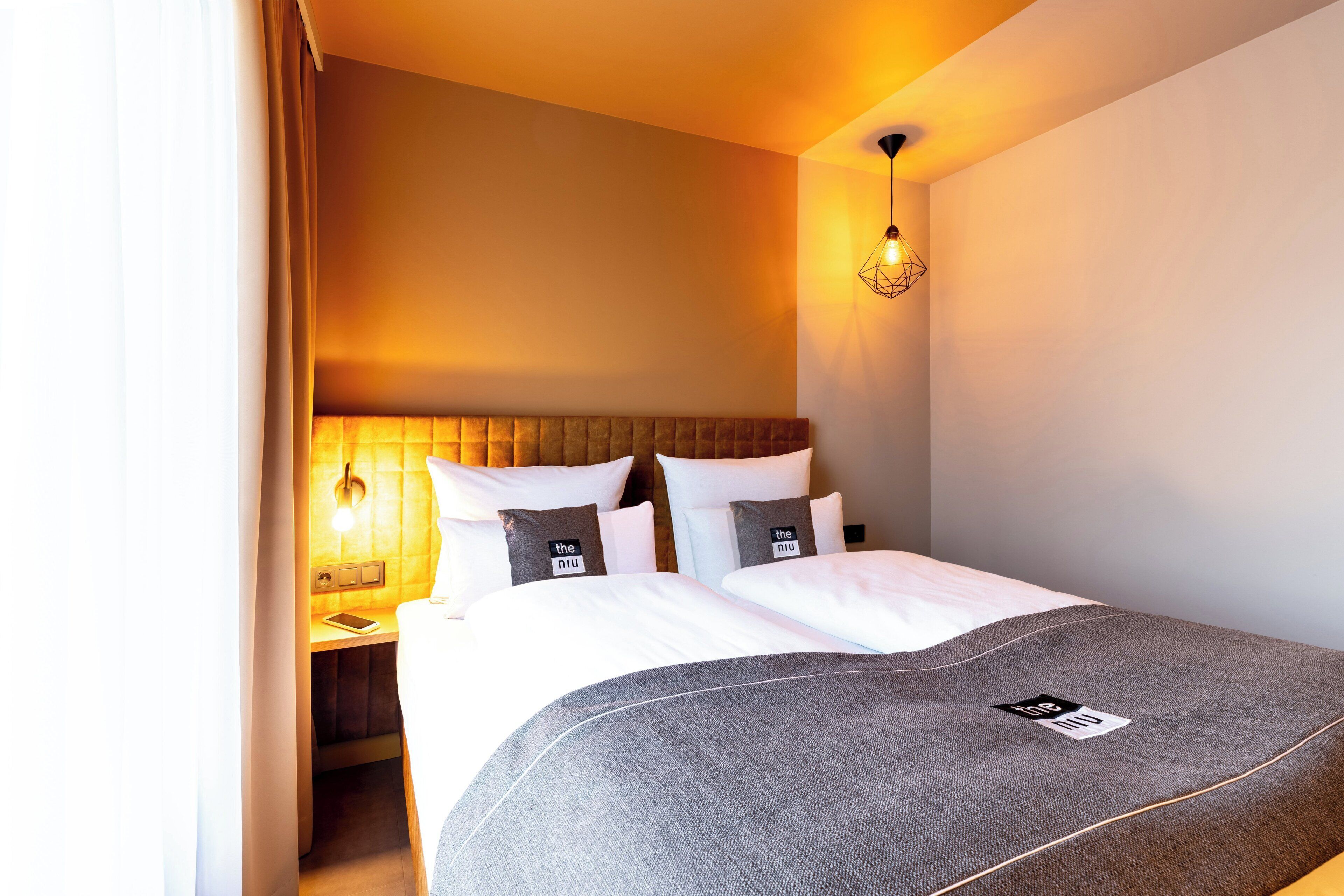 Safe på rommet, skrivebord, strykejern/-brett og barnesenger (inkludert)