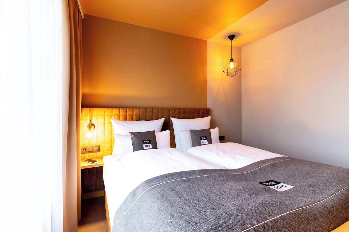 Een kluis op de kamer, een bureau, geluiddichte muren