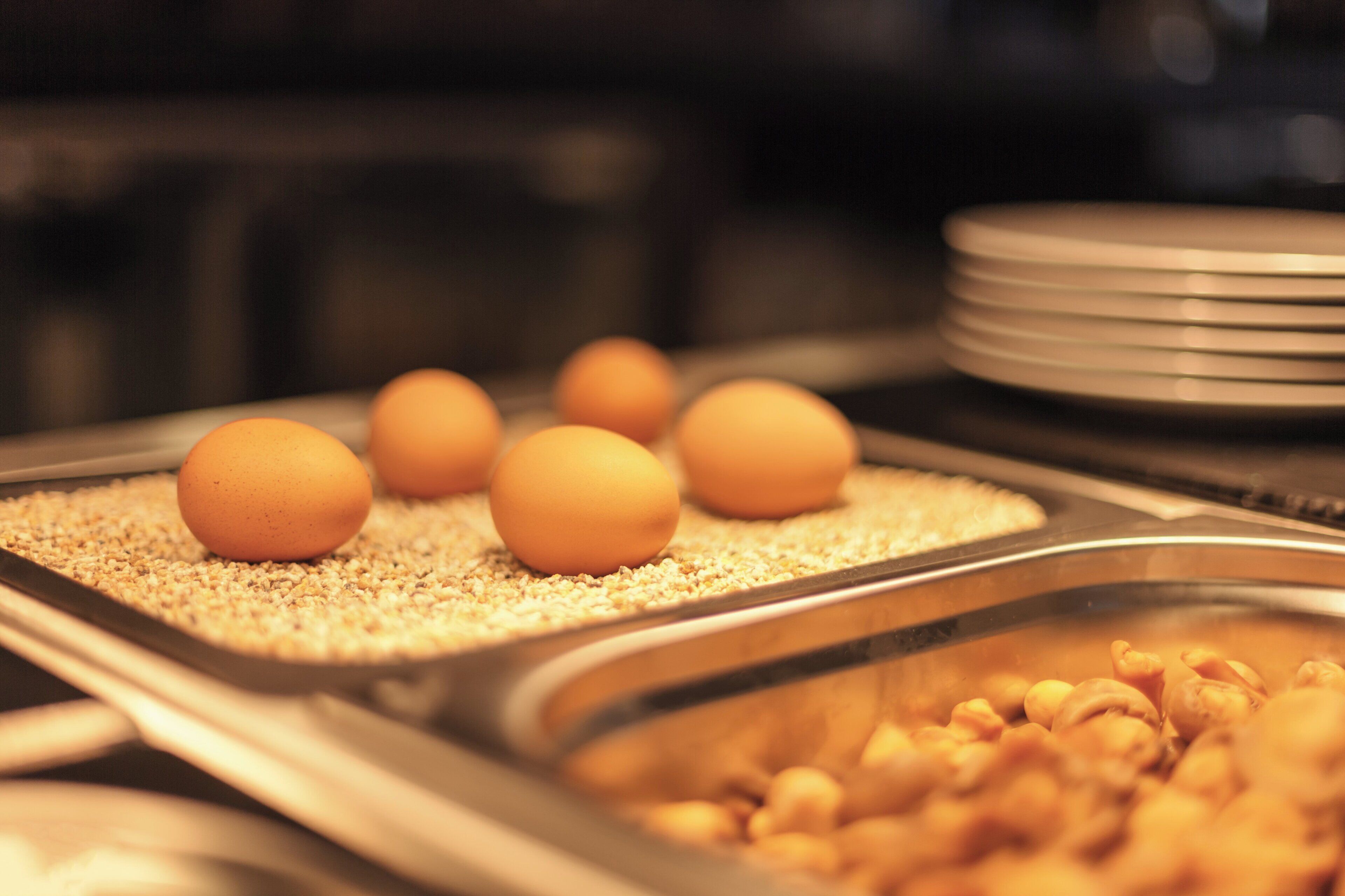 Buffet amb safates d'ous i un recipient de fruits secs.