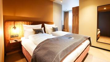 セーフティボックス (室内)、デスク、アイロン / アイロン台、WiFi (無料)