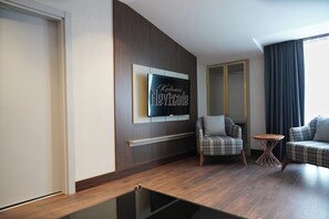 Luksus-loftsrom, balkong | Oppholdsområde | En 109-centimeters smart-TV med Parabol-TV