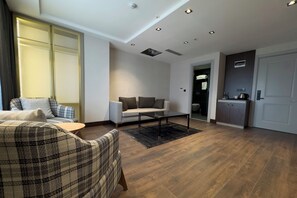 Suite Keluarga, 1 kamar tidur, pemandangan kota | Area keluarga | Smart TV 109-cm dengan saluran TV satelit