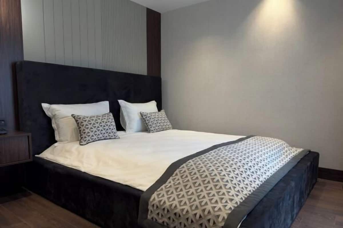 Hypo-allergenic bedding, free minibar, in-room safe, desk
