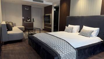 Deluxe Room, City View | 1 bedroom, hypo-allergenic bedding, free minibar, in-room safe