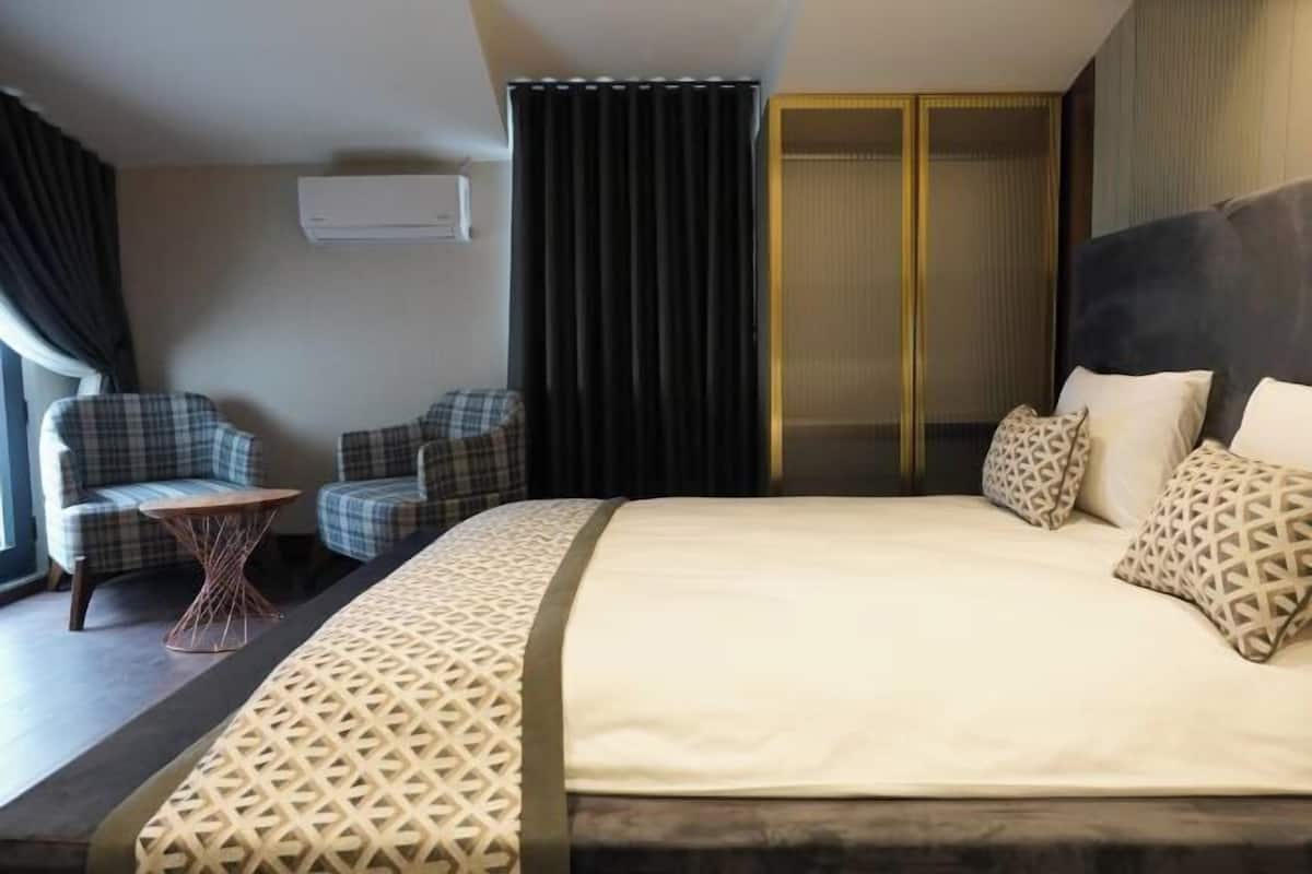 Hypo-allergenic bedding, free minibar, in-room safe, desk