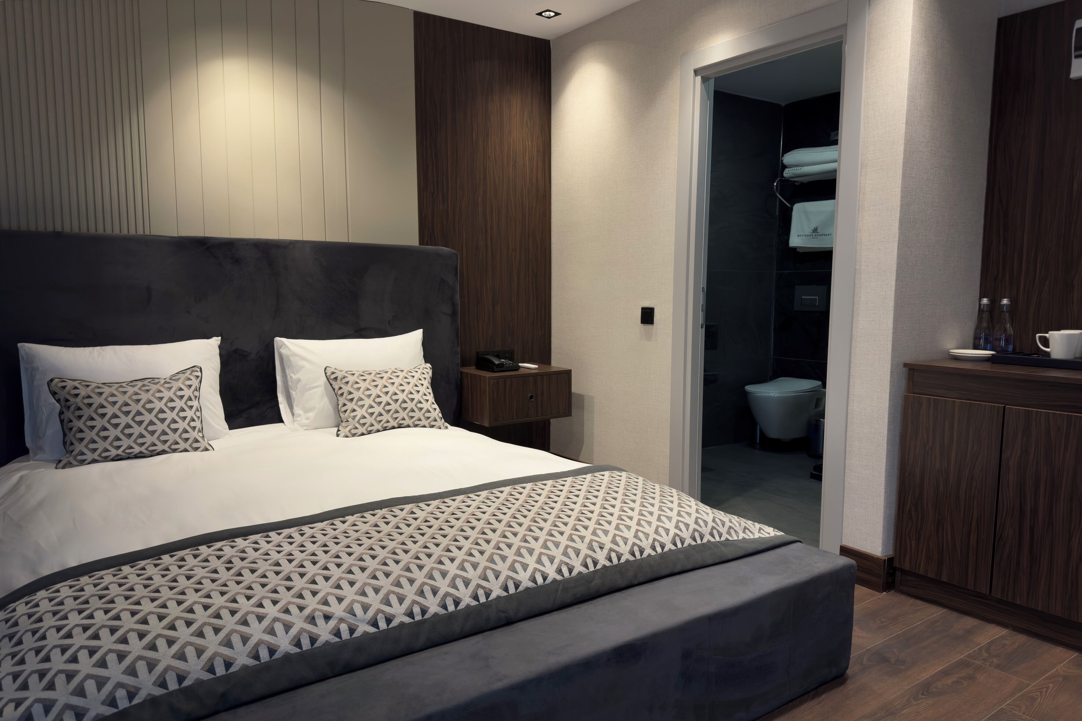 Una camera da letto moderna con un letto grande, un comodino e un armadio.