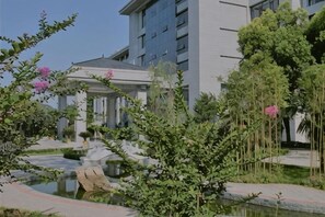 Un hôtel doté d’un jardin, d’un étang et d’un espace abrité.