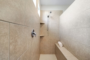 Dusche, Haartrockner, Handtücher, Seife