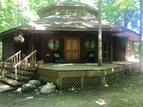 Cozy Harbor Springs Retreat- minutes from Skiing & Golf!