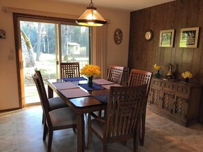 Dining - Foothill Acres - Family Cabin near Yosemite (Midpines)