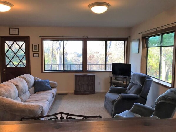 TV, fireplace - Foothill Acres - Family Cabin near Yosemite (Midpines)