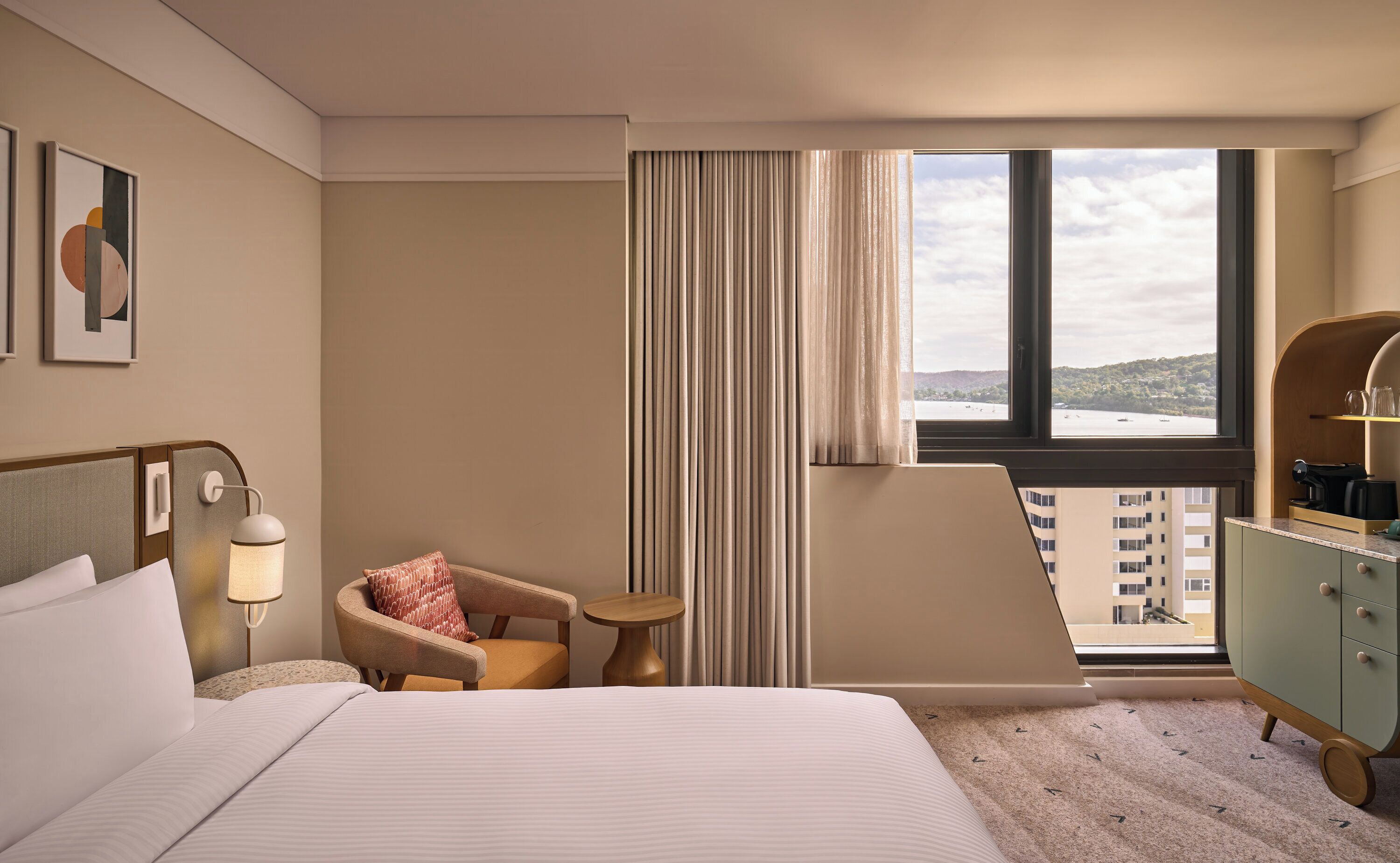 Habitación estándar, 1 cama King size, vista a la bahía | Minibar, caja de seguridad en la habitación y cortinas blackout 