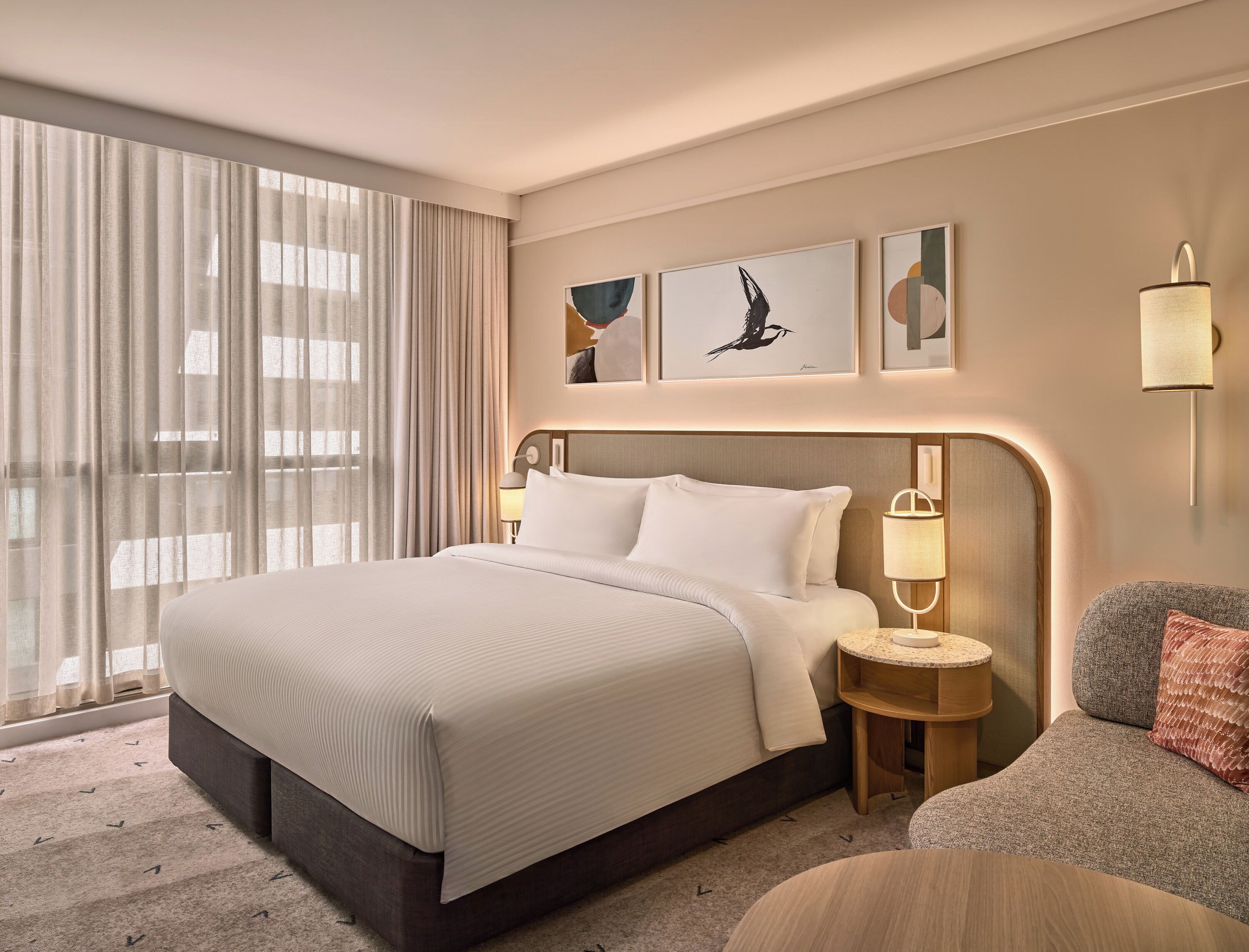 Minibar, caja de seguridad en la habitación y cortinas blackout 