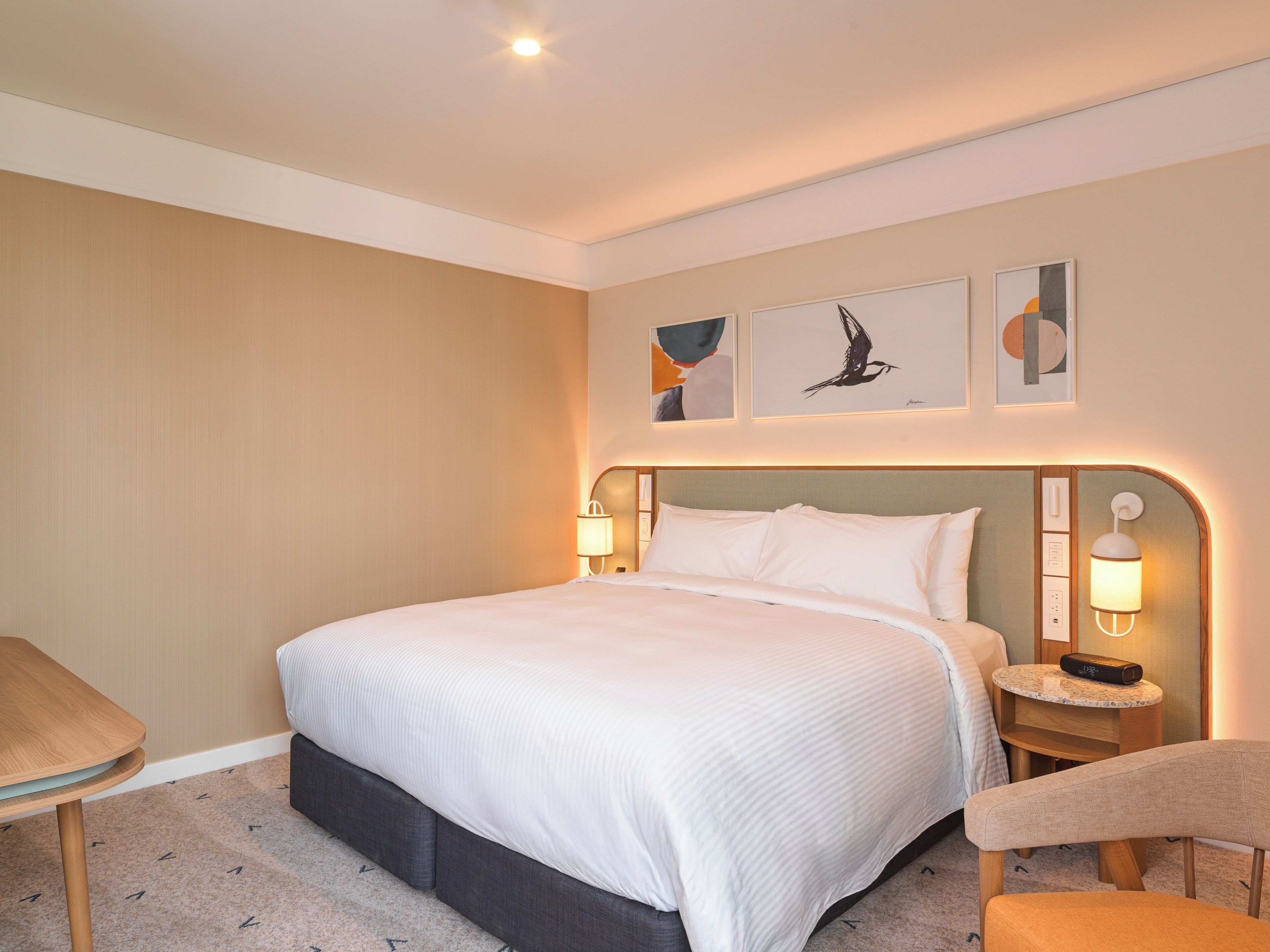 Minibar, caja de seguridad en la habitación y cortinas blackout 