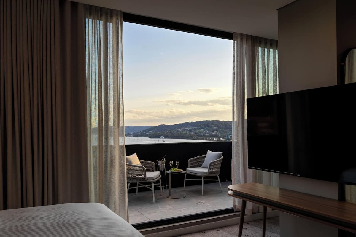 Premium Room, 1 Katil Raja (King), Balcony, Bay View | Bar mini, peti besi dalam bilik, langsir/tirai gelap terus, kalis bunyi