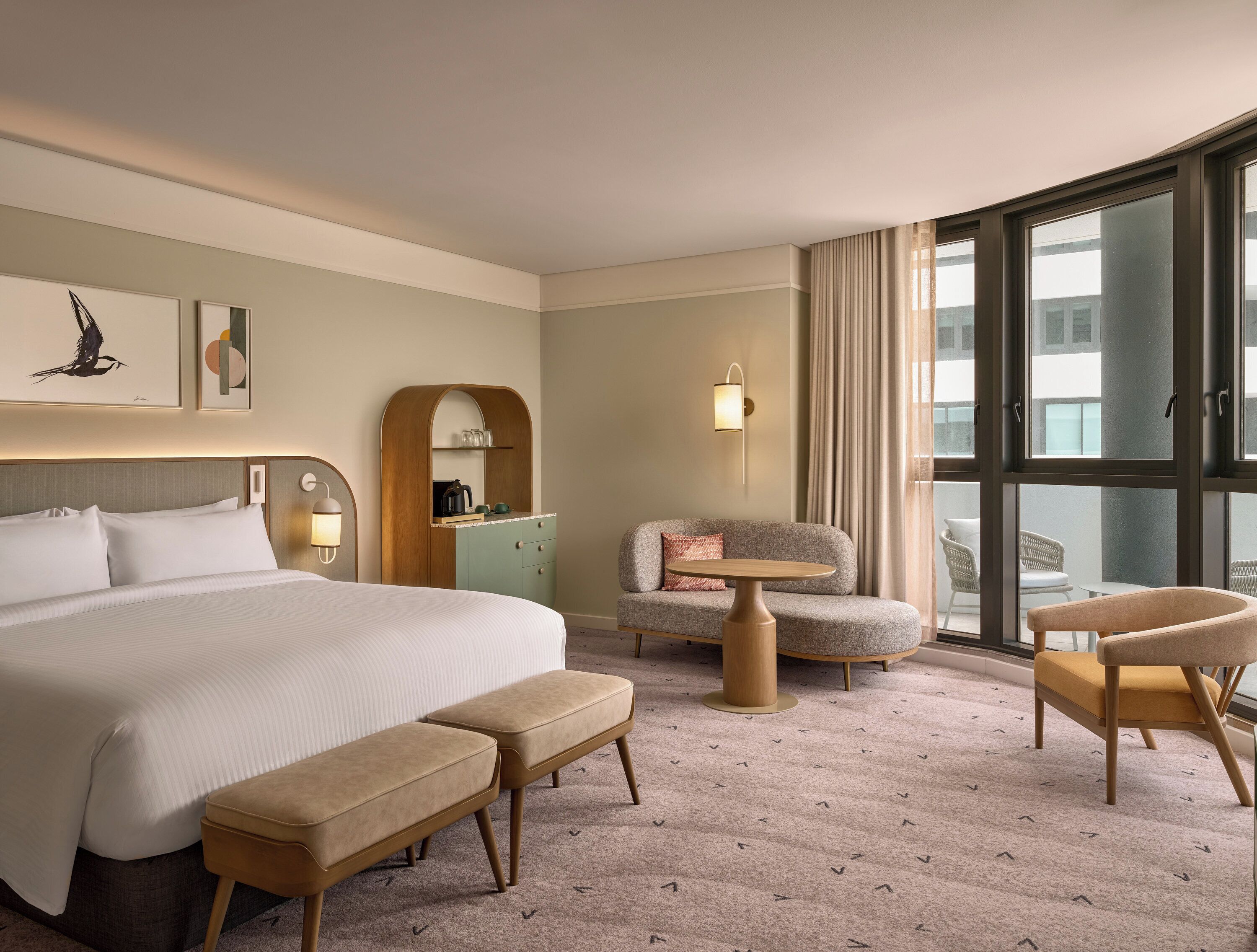 Suite, 1 cama King size, balcón, vista a la ciudad | Minibar, caja de seguridad en la habitación y cortinas blackout 