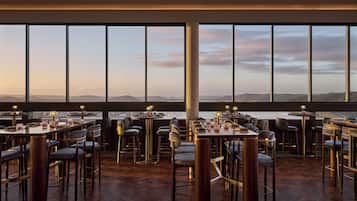 4 bars/lounges, rooftop bar