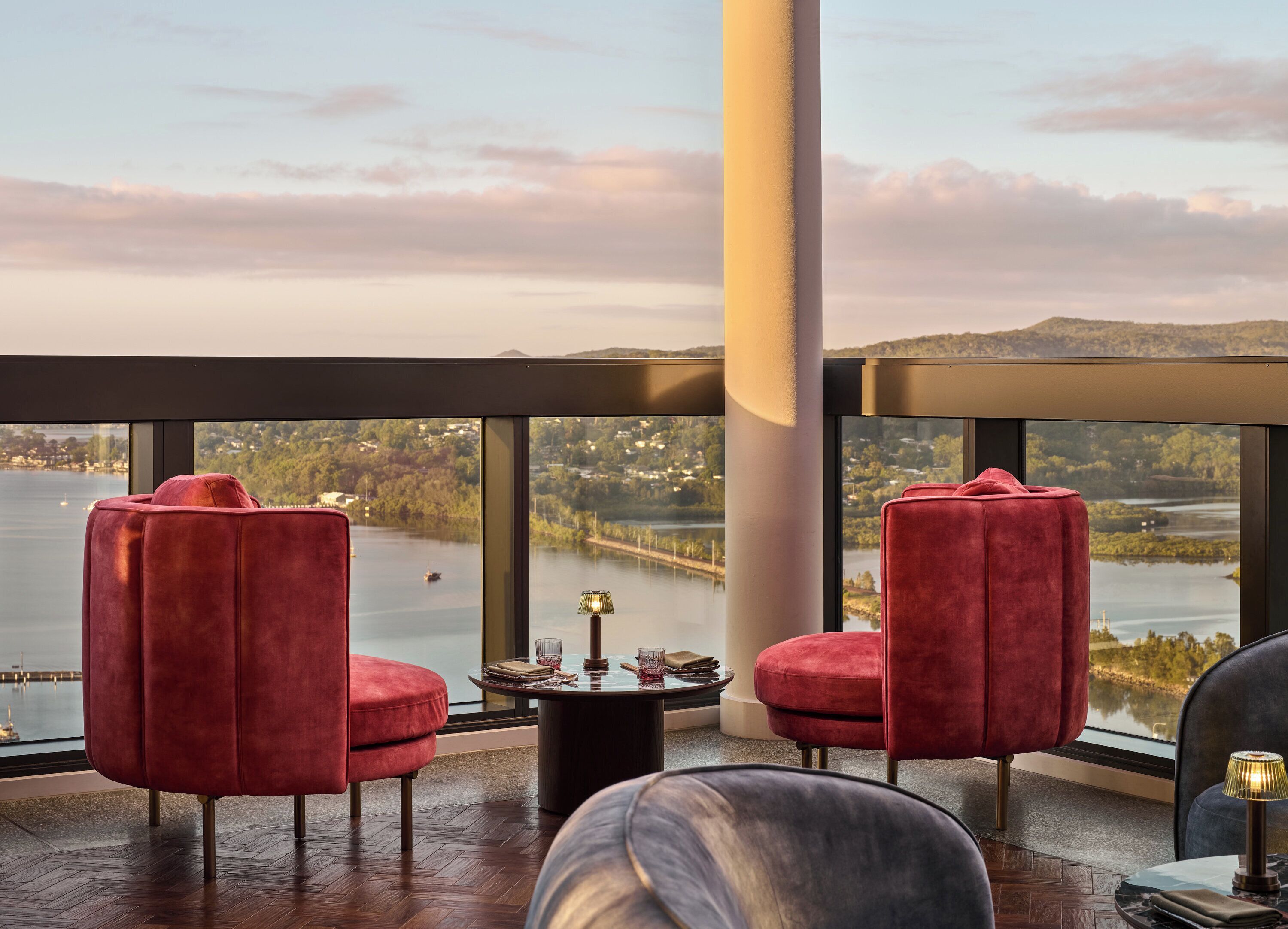 4 bars/lounges, rooftop bar