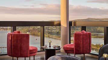 4 bars/lounges, rooftop bar