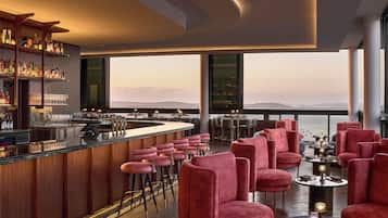 4 bars/lounges, rooftop bar