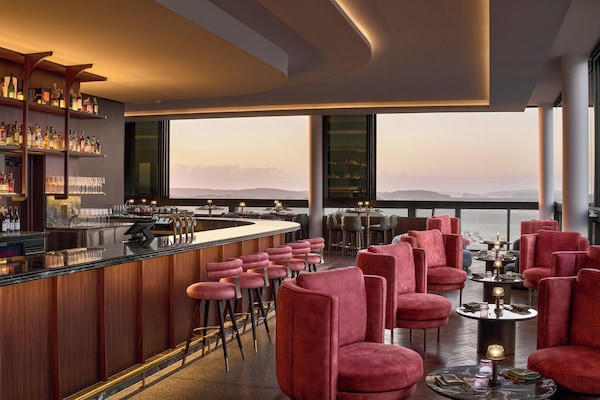 4 bars/lounges, rooftop bar