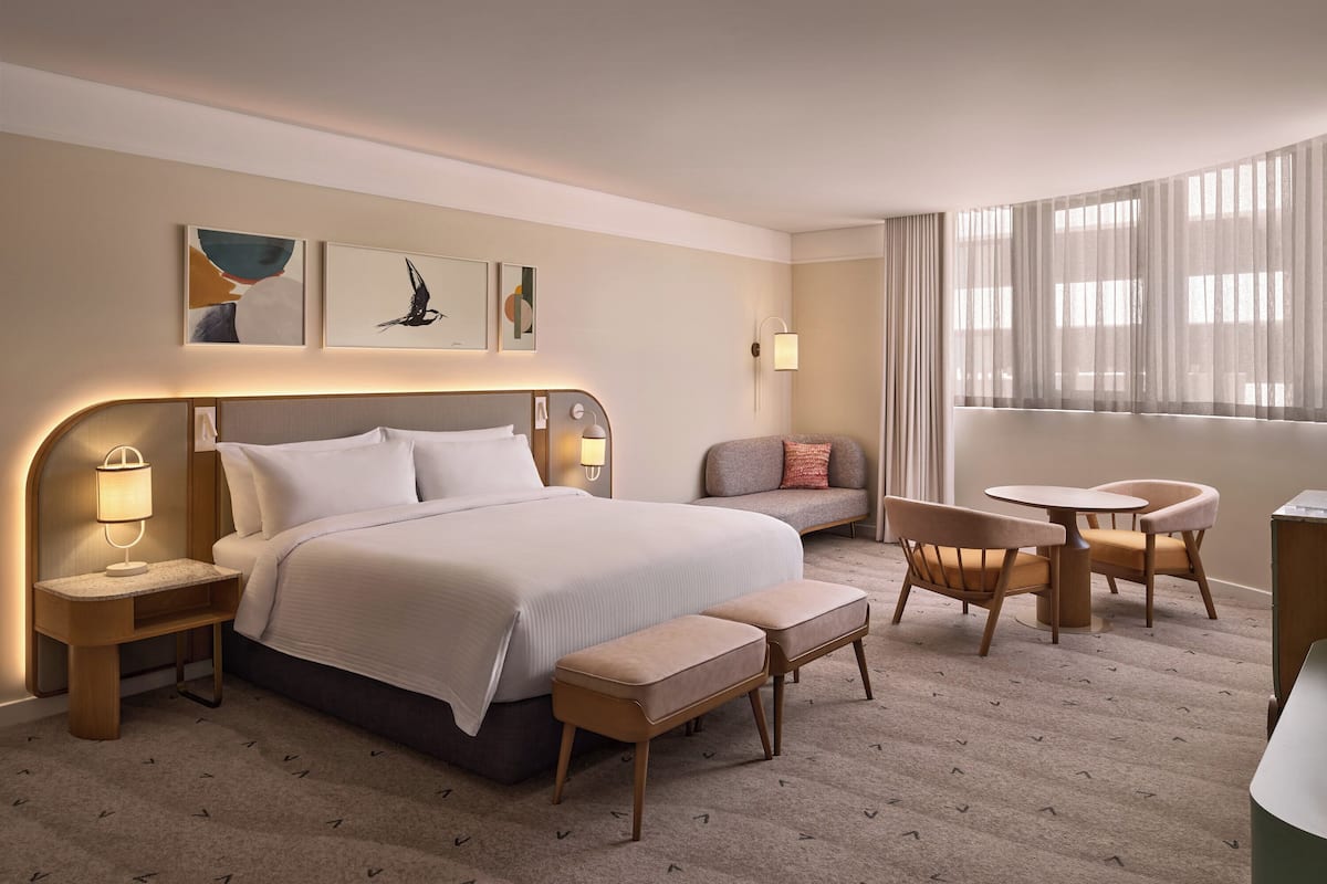 Suite, 1 cama King size, vista a la ciudad | Minibar, caja de seguridad en la habitación y cortinas blackout