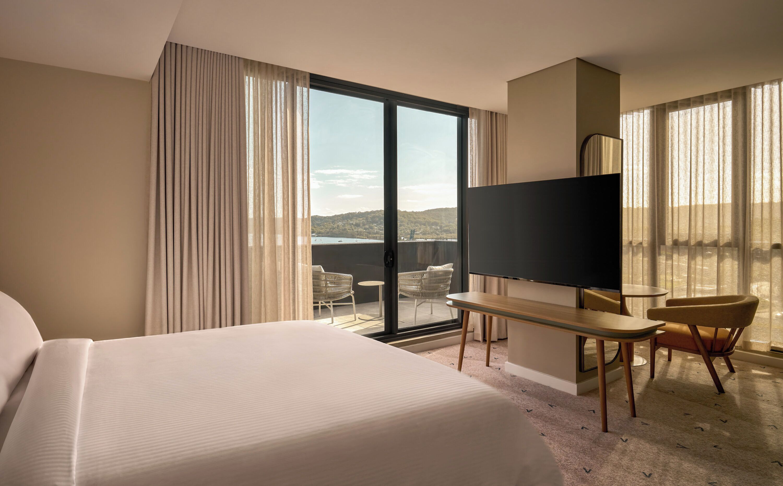 Habitación Premium, 1 cama King size, balcón, vista a la bahía | Minibar, caja de seguridad en la habitación y cortinas blackout 