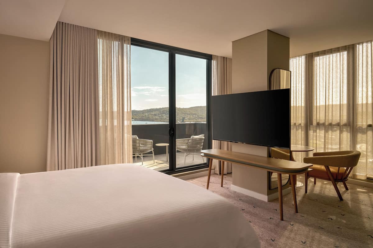 Habitación Premium, 1 cama King size, balcón, vista a la bahía | Minibar, caja de seguridad en la habitación y cortinas blackout