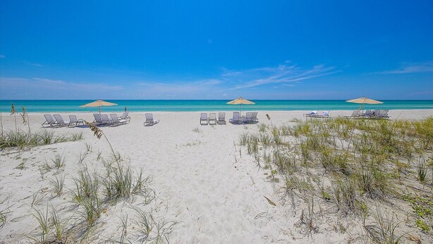 On the beach, sun-loungers, beach towels - Beach place in Longboat Key. (Longboat Key)