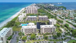 A coastal hotel complex with multiple buildings, a beach, and a swimming pool. - Beach place in Longboat Key. (Longboat Key)