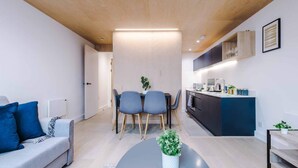 Un apartamento moderno con comedor, cocina y sala de estar.