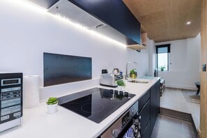 Fridge, microwave, oven, stovetop - City Centre, Parking, Free Wi-fi, Duplex Apartment (Manchester)