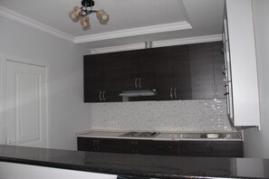 Een koelkast, een magnetron