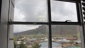 A view through a window with a metal frame and a horizontal bar across the top. - Hostel Asham (Gusar)