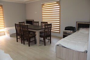 Asrama Umum Standar, pemandangan gunung | Seprai premium, meja kerja, ruang kerja ramah laptop, dan kedap suara